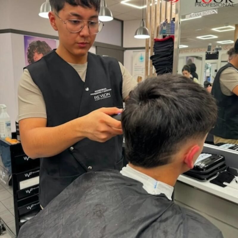 APRENDE BARBERIA EN ACADEMIA LOOK PROFESIONAL