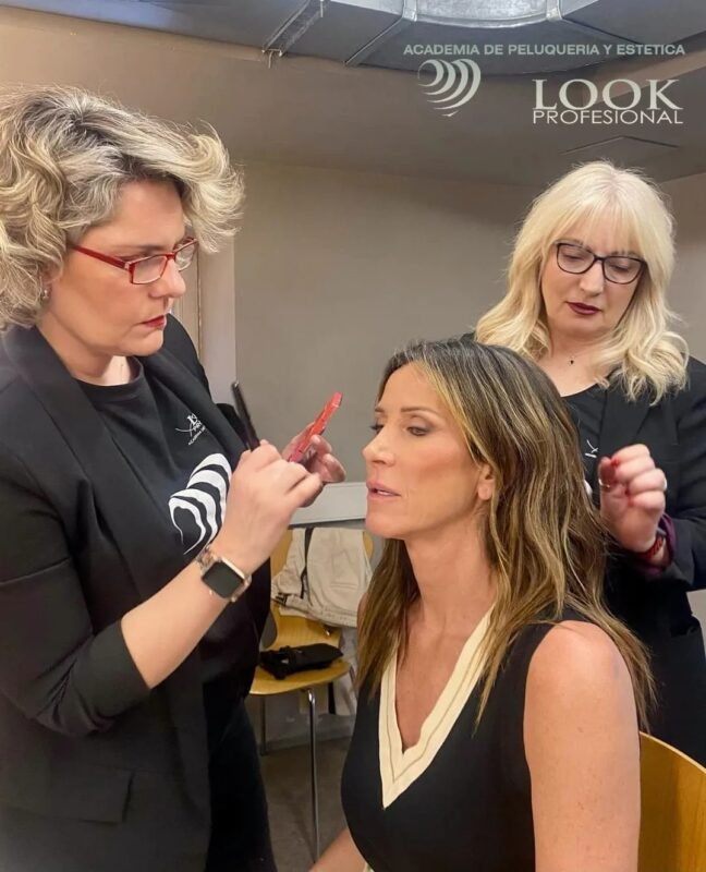 PEINANDO-Y-MAQUILLANDO-A-ALEJANDRA-PRAT